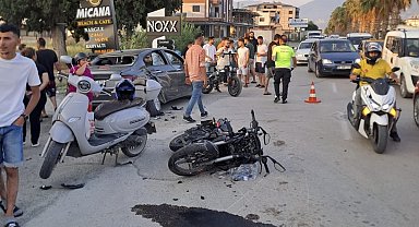 Hatay'da motosiklet ile otomobilin çarpıştığı kaza kamerada; 1 ölü, 1 yaralı