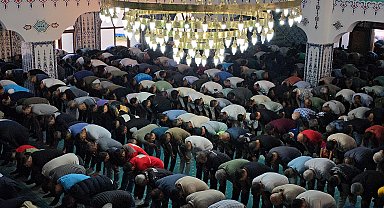 Hatay'da vatandaşlar, bayram namazı için camileri doldurdu