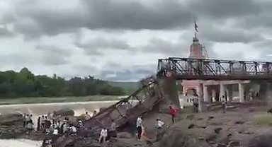 Hindistan'da köprü çöktü: 6 ölü