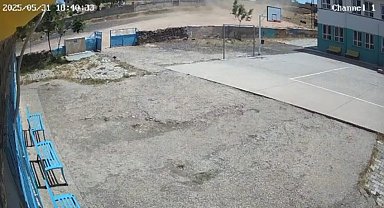 Hortum, okulun demir kapısını yerinden söktü