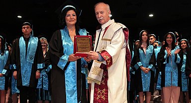 İki çocuk annesi, Bulgarca öğrenmek için girdiği fakültede bölüm birincisi oldu