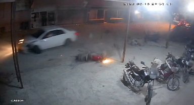 İki motosikletle çarpışan otomobil sürücüsünün kaçtığı kaza kamerada: 4 yaralı