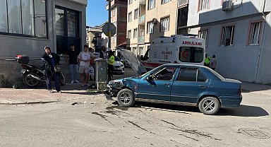 İki otomobilin çarpıştığı kazada 4 kişi yaralandı