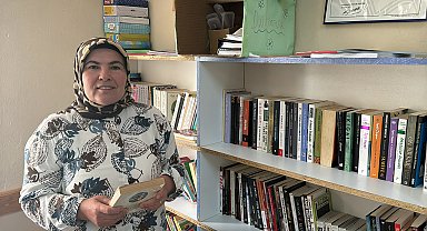 İlçenin ilk kadın muhtarı, mahallesine kütüphane kazandırdı