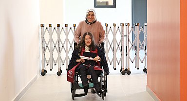 İlkokul ve ortaokula annesinin sırtında giden engelli Tuana üniversiteden mezun oldu