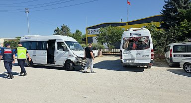 İşçi sevris minibüsleri çarpıştı; 8 yaralı
