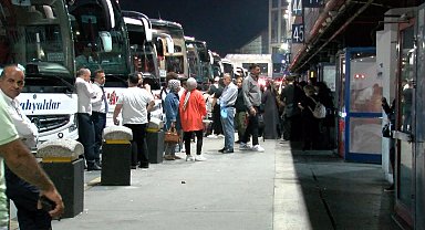 İstanbul - 15 Temmuz Demokrasi Otogarı'nda bayram hareketliliği gece de sürdü