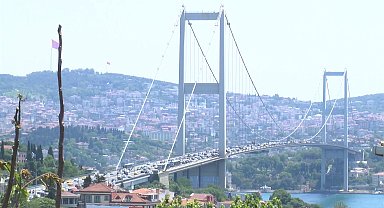 İstanbul- 15 Temmuz Şehitler Köprüsü'ne çıkan kişi nedeniyle trafik durma noktasına geldi