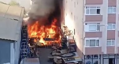 İstanbul- Ataşehir'de iş yerinin deposunda çıkan yangın söndürüldü