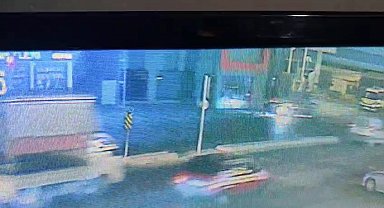 İstanbul - Avcılar'da hafif ticari aracın direğe çarptığı anlar kamerada; 3 yaralı