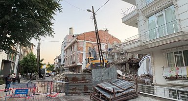 İstanbul - Avcılar'da kısmen çöken binanın yıkımına devam edilirken elektrik ve internet kabloları koptu