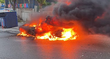 İstanbul- Avcılar'da otomobilin alev alev yandığı anlar kamerada