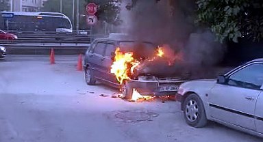 İstanbul - Avcılar'da park halindeki otomobil alev alev yandı