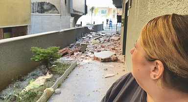 İstanbul - Avcılar'da yıkım yapılan binanın 3'üncü katından beton blok röportaj sırasında düştü; o anlar kamerada