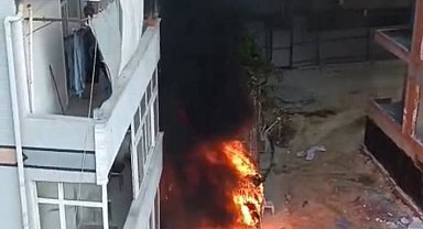 İstanbul - Bağcılar'da izolasyon malzemeleri yandı, 3 katlı binada hasar oluştu