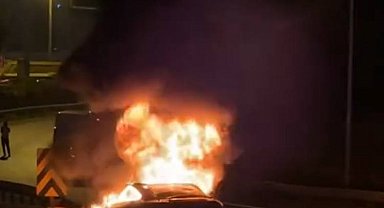 İstanbul - Bahçelievler'de alev alev yanan otomobil kullanılamaz hale geldi