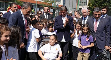 İstanbul - Bakan Tekin, öğrencilerin karne sevincine ortak oldu