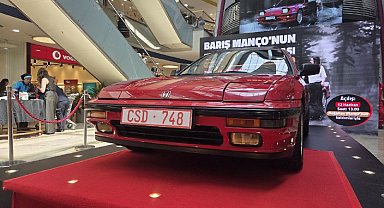 İstanbul - Barış Manço'nun 1991 model kırmızı otomobili sevenleriyle buluştu