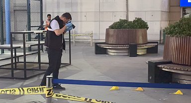 İstanbul - Başakşehir'de AVM önünde silahlı saldırıya uğrayan kişi yaralandı