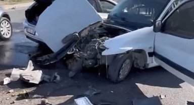 İstanbul - Başakşehir'de hafif ticari araç otomobille çarpıştı : 2 yaralı