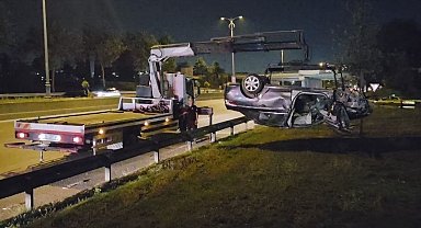 İstanbul- Bayrampaşa'da otomobil bariyerlere çarpıp takla attı: 1 ölü, 3 yaralı