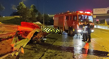 İstanbul- Bayrampaşa'da otomobil demir bariyere saplandı