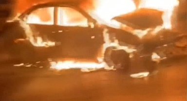 İstanbul - Bayrampaşa'da yayaya çarpmamak için bariyerlere çarpan otomobil alev aldı