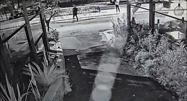 İstanbul- Beşiktaş'ta haraç için restoranı kurşunladılar; biri ateş açtı diğeri cep telefonuyla kaydetti