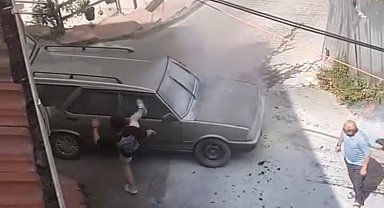 İstanbul - Beyoğlu'nda öfkeli sürücü yanan aracının camlarını tekmeyle, aynalarını yumrukla kırdı; O anlar kamerada