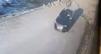 İstanbul- Büyükçekmece'de otomobilin köpeğe çarptığı anlar kamerada