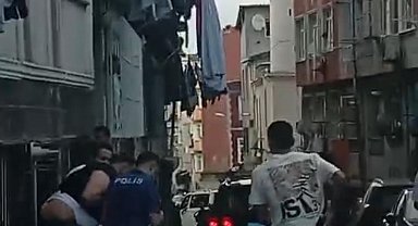 İstanbul - Fatih'te 4 yaşındaki yeğeninin olduğu araca kaldırım taşıyla saldırdı; eniştesini darbetti Ek bilgilerle