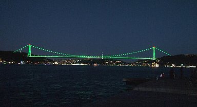 İstanbul- FSM Köpürüsü, 'Skolyoz Farkındalık Günü' sebebiyle yeşil renkle aydınlatıldı