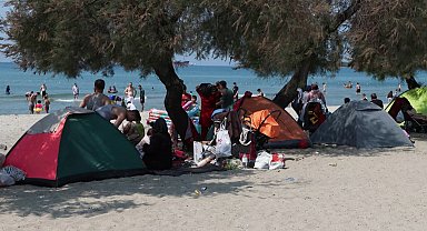 İstanbul - Güneşli havayı fırsat bilenler Menekşe Plajı'nda denizin keyfini çıkardı