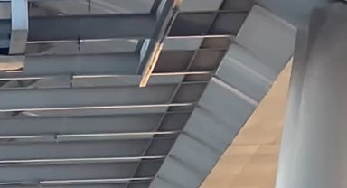 İstanbul - Haliç Metro Köprüsü'nün altındaki demirlerden sarkan kadın ikna edildi; vatandaşlar alkış tuttu