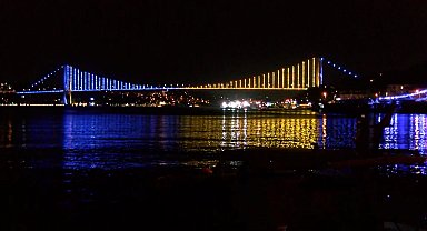 İstanbul- İstanbul Boğazı'ndaki köprüler, şampiyon Fenerbahçe'nin renkleriyle ışıklandırıldı