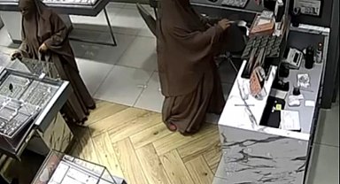 İstanbul - İstanbul'da 5 kuyumcudan 3 milyon liralık ziynet eşyası çaldılar; 16 yaşında 51 suç kaydı var Ek görüntüyle