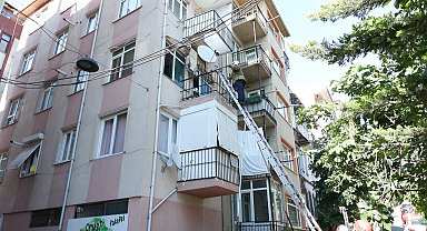 İstanbul - Kadıköy'de 5 katlı binanın 4'üncü katının balkonu çöktü