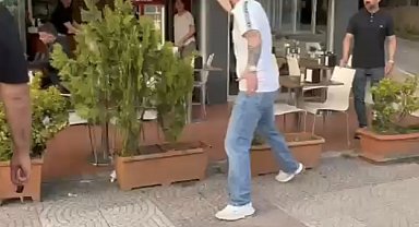 İstanbul - Kadıköy'de aracına çarpan sürücüye saldırdı, tepki gösteren kadını 'Boğazını keserim' diyerek tehdit etti