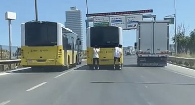 İstanbul - Kartal'da patenli gençlerin tehlikeli yolculuğu kamerada