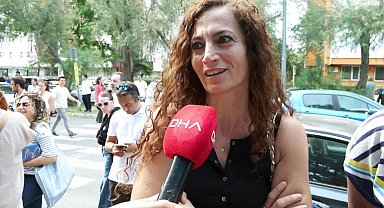 İstanbul - LGS'de ikinci oturum öncesi öğrenci ve veliler buluştu; bazı öğrenciler gözyaşlarını tutamadı