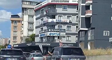 İstanbul-Maltepe'de ayağını camdan çıkarıp uzun süre cip kullandı