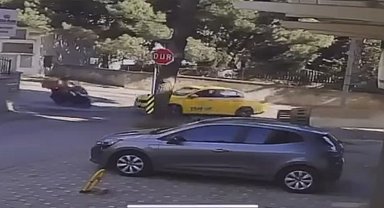 İstanbul - Maltepe'de motosiklet taksiye çarptı; sürücü yola savruldu