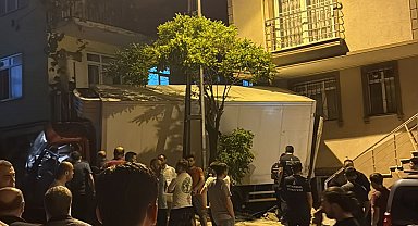 İstanbul - Pendik'te kamyonet iki araca ve binaya çarptı