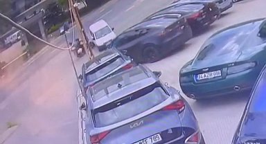 İstanbul - Sarıyer'de hafif ticari araçla motosikletin çarpıştığı anlar kamerada: 2 zabıta yaralandı