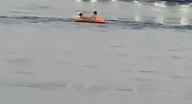 İstanbul- Sarıyer'de şişme botla denize açılan çocuklar kurtarıldı