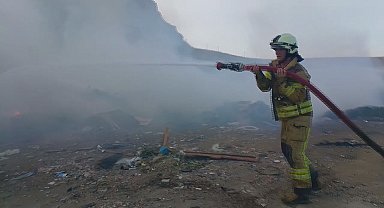 İstanbul - Silivri'de hurdalık alandaki yangın 3 saatte söndürüldü