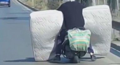 İstanbul - Sultanbeyli'de motosikletle yatak taşıdı