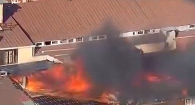 İstanbul - Sultangazi'de 5 katlı binanın çatısı alev alev yandı