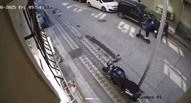 İstanbul- Sultangazi'de skuterlı sürücü rögar kapağına çarparak yere düştü