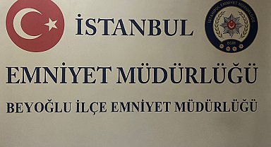 İstanbul - Taksim'de eğlence mekanında hesap tartışması: 3 arkadaşı beyzbol sopasıyla dövüp gasbettiler; o anlar kamerada
